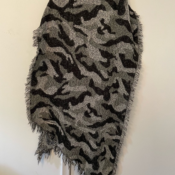 Camo Blanket Scarf - Picture 2 of 2